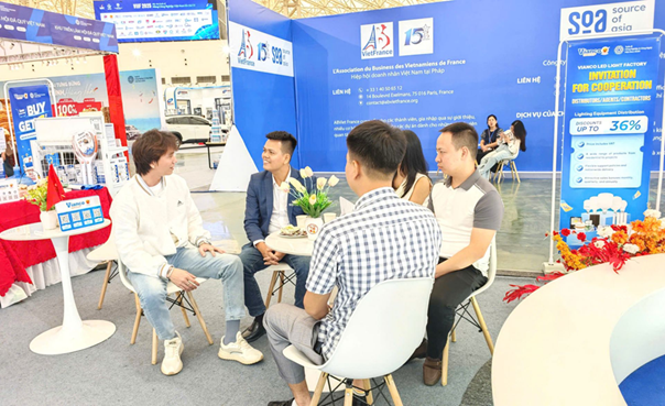 Gặp gỡ và trao đổi cùng đối tác tại Gian hàng.