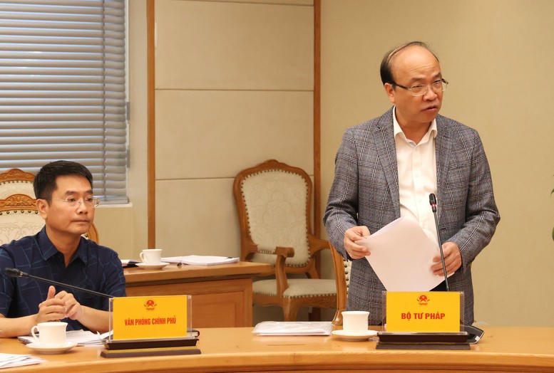 Thứ trưởng Bộ Tư pháp Phan Chí Hiếu báo cáo tại cuộc họp - Ảnh: VGP/Gia Huy