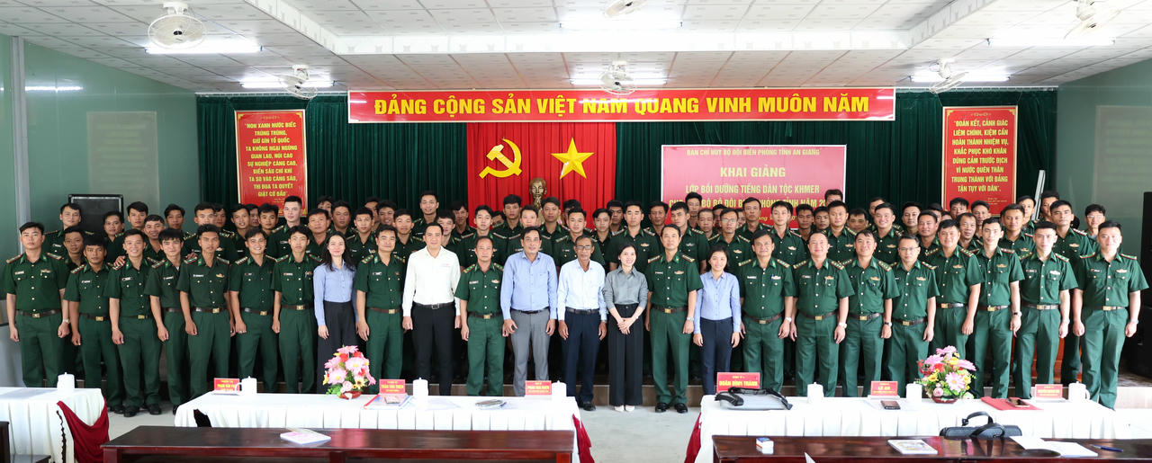 Các đại biểu cùng toàn thể học viên chụp ảnh lưu niệm.