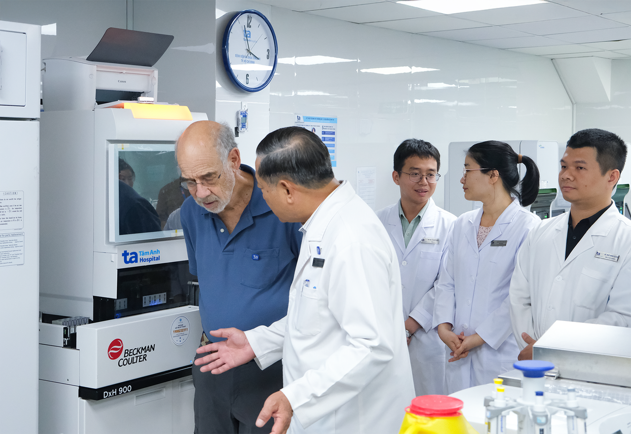 Giáo sư Harry B. Greenberg, “cha đẻ” của vắc xin Rota thế hệ đầu tiên, Cố vấn Viện Nghiên cứu Vi sinh và Chống dịch Stanford (áo xanh) thăm và làm việc tại Trung tâm Xét nghiệm đạt chuẩn ISO 15189:2012 tại BVĐK Tâm Anh TP.HCM, tháng 12/2023. Ảnh: BVĐK Tâm Anh