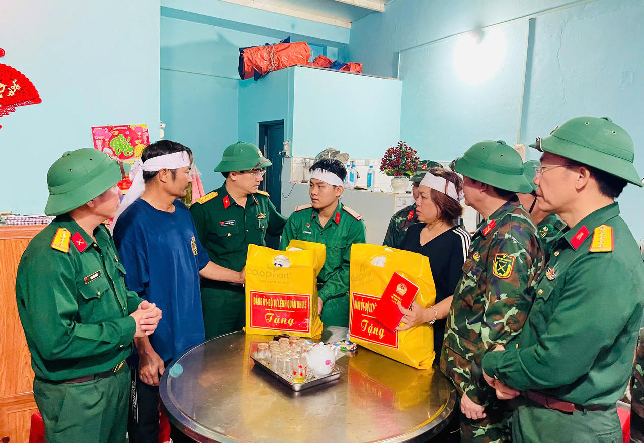 Quân khu 5 thăm hỏi gia đình chiến sĩ có hai em nhỏ tử vong do sạt lở đất tại Đắk Lắk