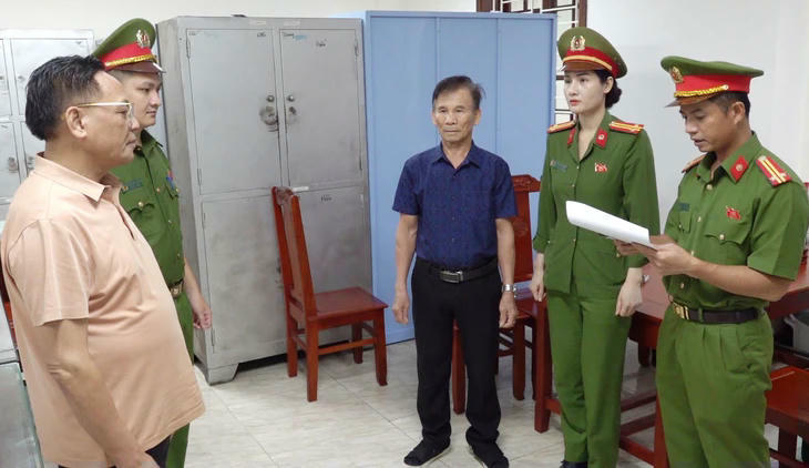 Công an Thanh Hóa thi hành lệnh bắt khẩn cấp và tạm giữ hình sự ông Cao Tiến Đoan (bên trái) - Chủ tịch hội đồng quản trị kiêm tổng giám đốc Công ty TNHH Tập đoàn bất động sản Đông Á. 