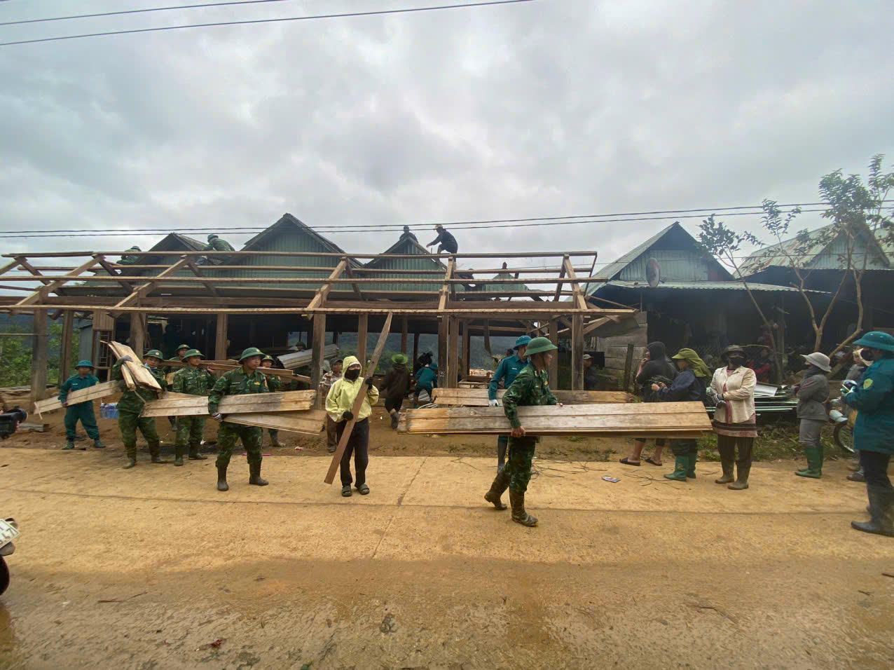 Hàng chục cán bộ, chiến sĩ được huy động để tháo dỡ 5 căn nhà nằm trong vùng sạt lở đến nơi an toàn.