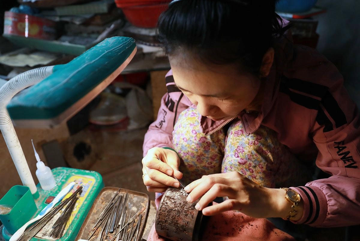 Từ những mảnh vỏ trai, ốc vô tri, người thợ khảm đã “thổi hồn” vào từng sản phẩm, tạo nên những tác phẩm nghệ thuật độc đáo.