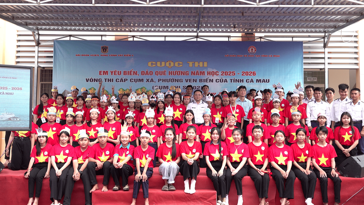 Ban tổ chức chụp ảnh lưu niệm với các em học sinh tham gia vòng thi trực tiếp.