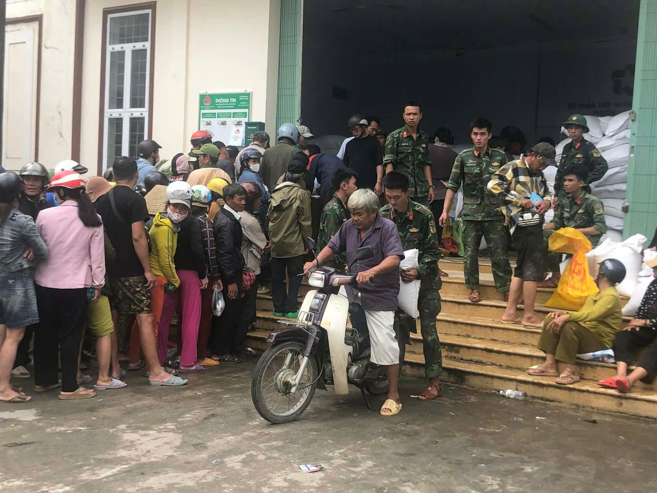 Lữ đoàn 368 triển khai lực lượng vận chuyển và cấp phát gạo hỗ trợ cho các hộ dân bị ảnh hưởng do mưa lũ.