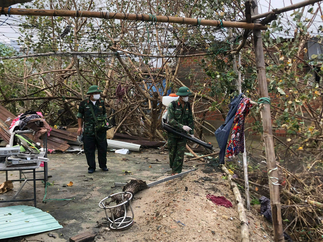 Lữ đoàn 368 triển khai lực lượng phun khử khuẩn diện rộng tại các khu dân cư.