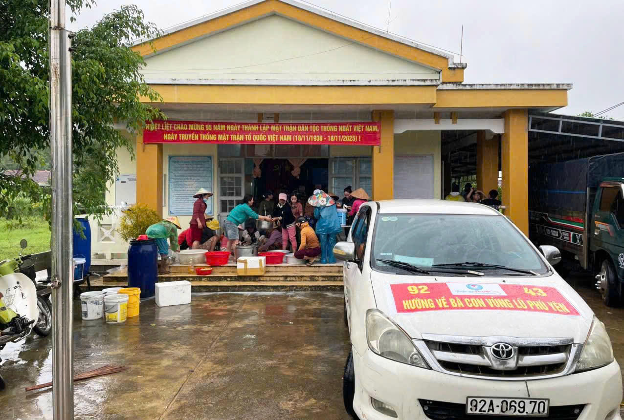 Những bếp lửa ấm tình đồng bào của người dân Đà Nẵng giữa tâm lũ Hòa Thịnh (Đắk Lắk)