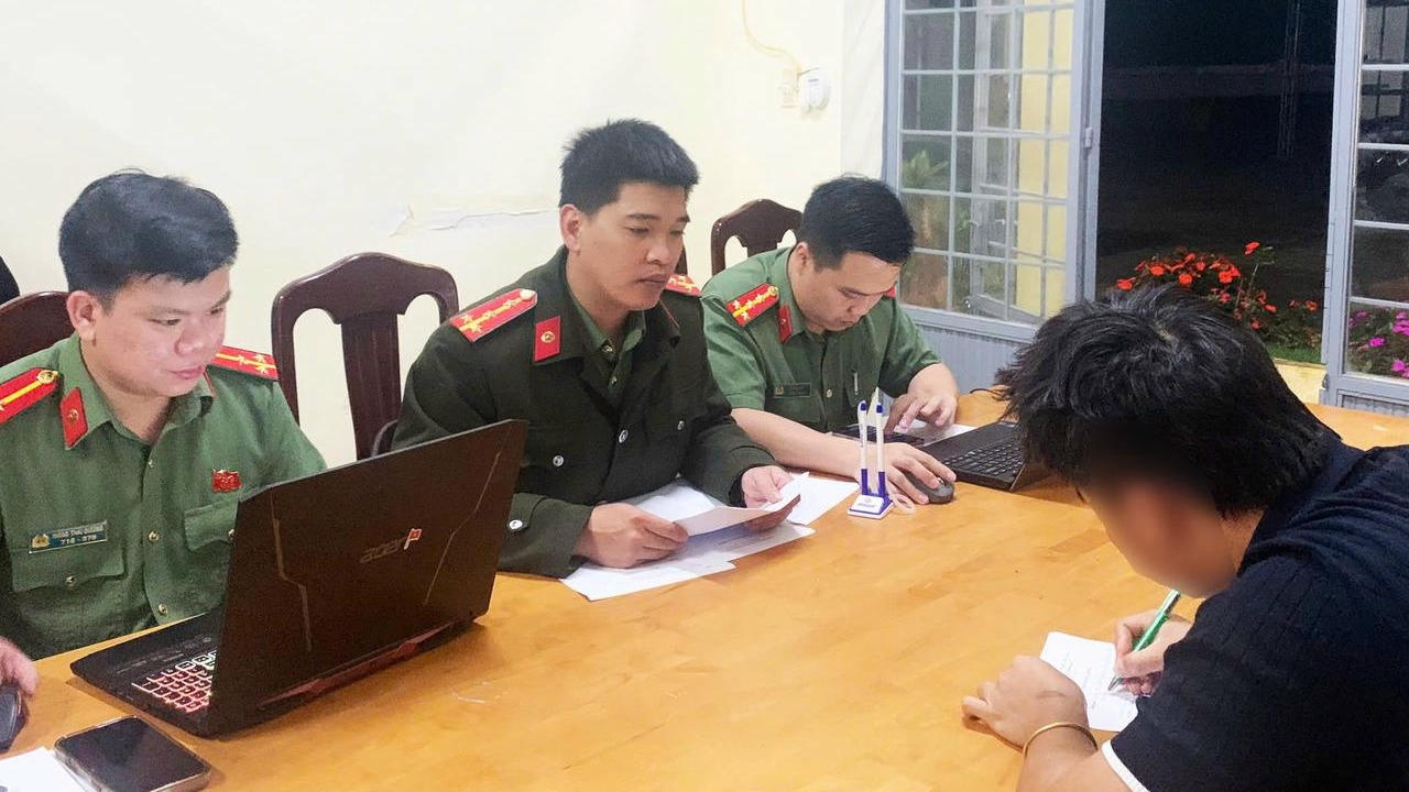 Công an Lâm Đồng triệu tập nhiều trường hợp đăng thông tin sai về mưa lũ, cạn kiệt xăng dầu