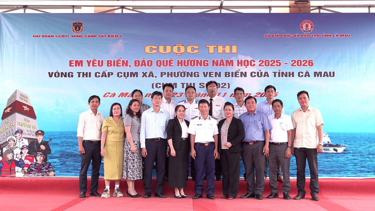 Đại biểu Sở GD&ĐT, lãnh đạo địa phương, Ban giám hiệu các nhà trường chụp ảnh lưu niệm với Ban tổ chức.