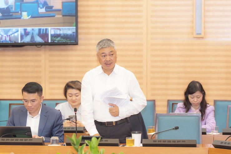 Phó Giám đốc Sở Tài chính Hà Nội Vũ Duy Tuấn báo cáo tại cuộc họp.