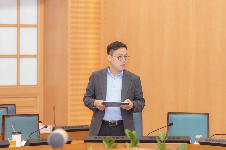 Phó Giám đốc Trung tâm Truyền thông, Dữ liệu và Công nghệ số, Văn phòng UBND TP Hà Nội Nguyễn Đức Thuận báo cáo tại cuộc họp.