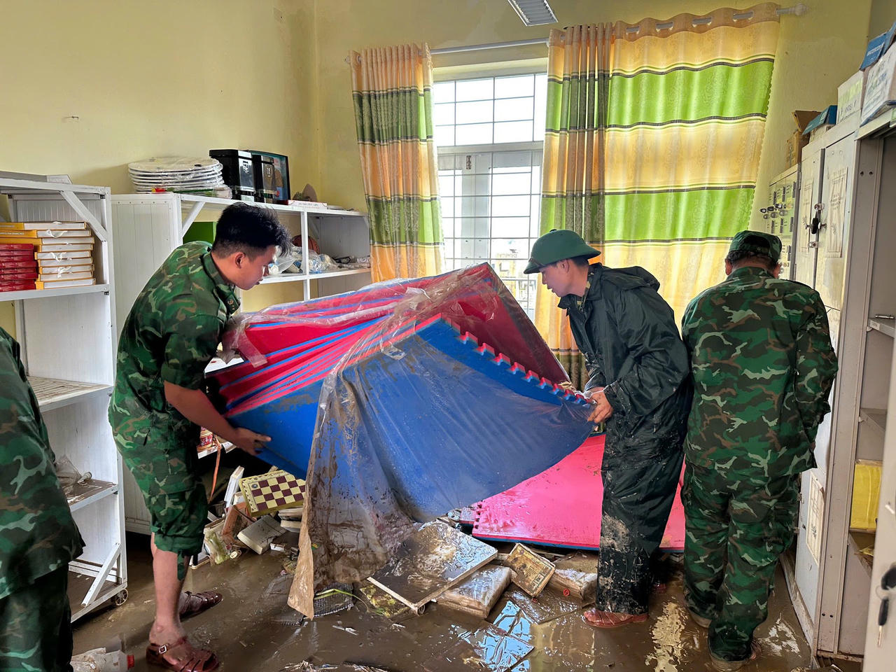 Lực lượng quân đội làm công tác vệ sinh sau lũ tại các cơ sở hạ tầng.