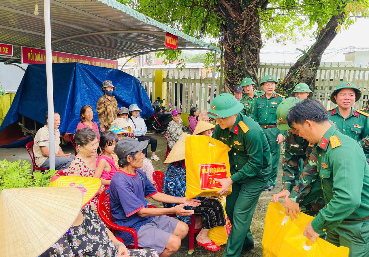 Đại tá Phan Đại Nghĩa tặng quà cho bà con vùng rốn lũ xã Hòa Xuân.