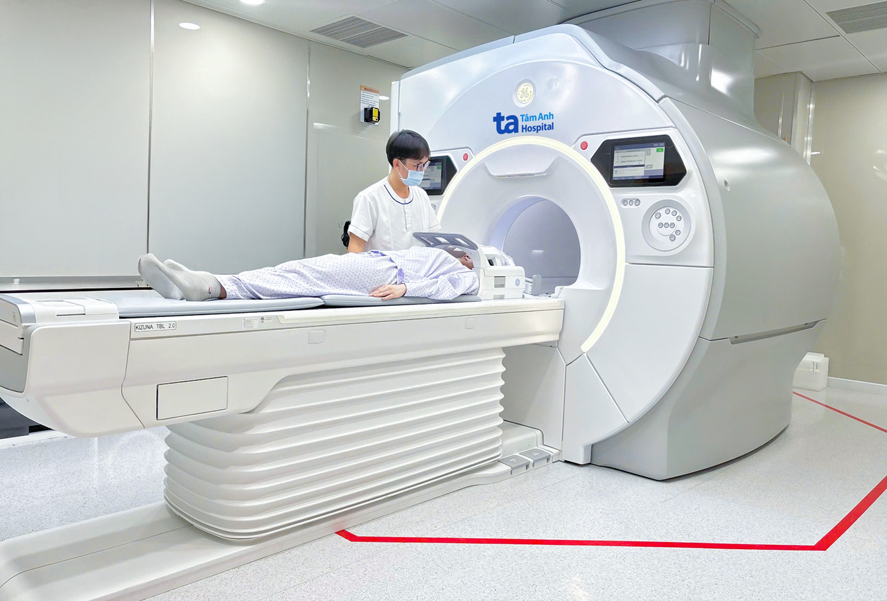“Siêu máy” chụp MRI 3 Tesla SIGNA™ Hero cung cấp hình ảnh chi tiết “siêu rõ nét” về mô gan, đánh giá nhanh chóng và chính xác mức độ viêm gan, gan nhiễm mỡ và xơ gan, u gan hoặc áp xe gan, đặc biệt trong bệnh viêm gan do virus. Ảnh: BVĐK Tâm Anh