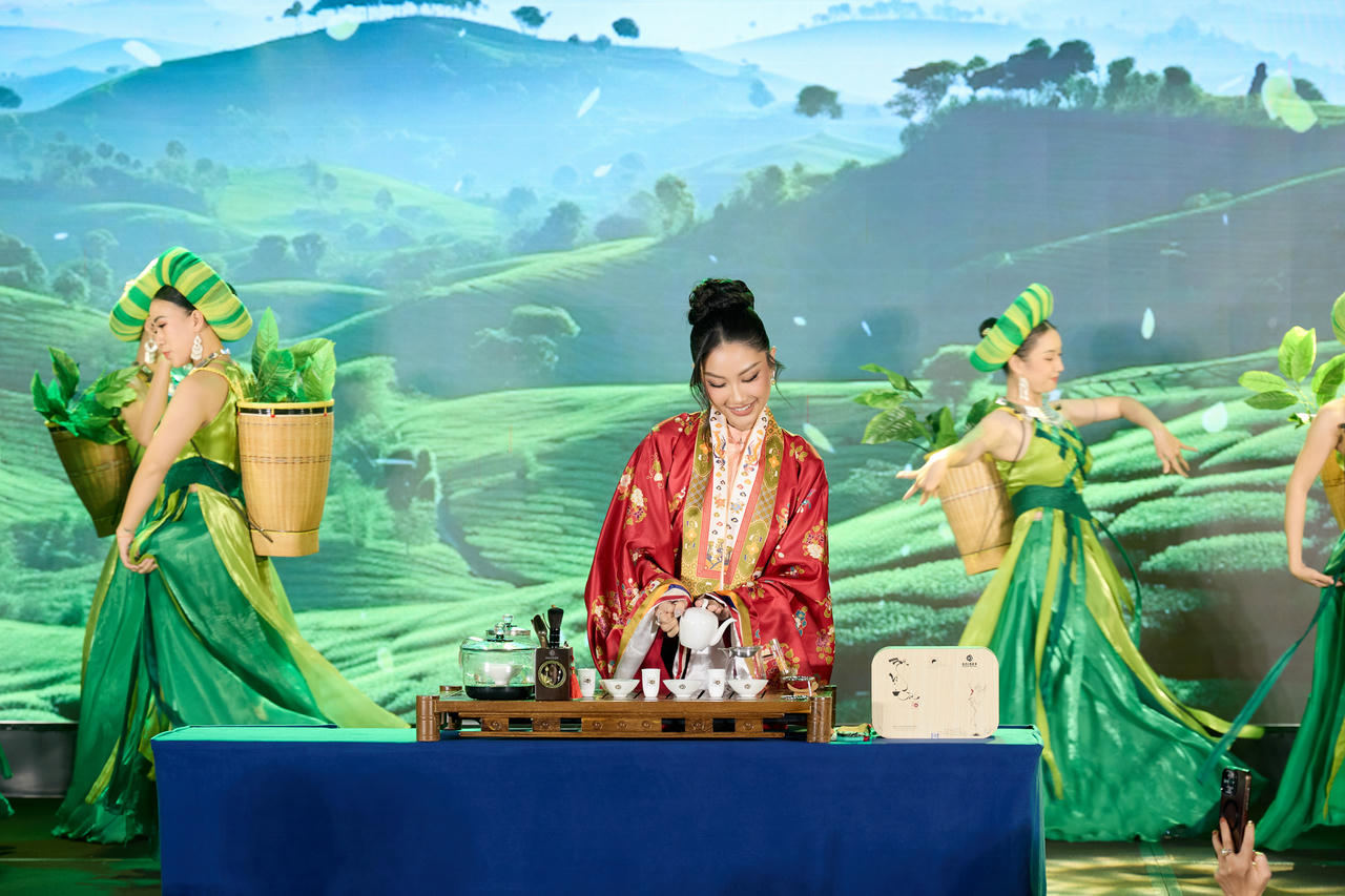 Hoa hậu trình diễn Múa trà