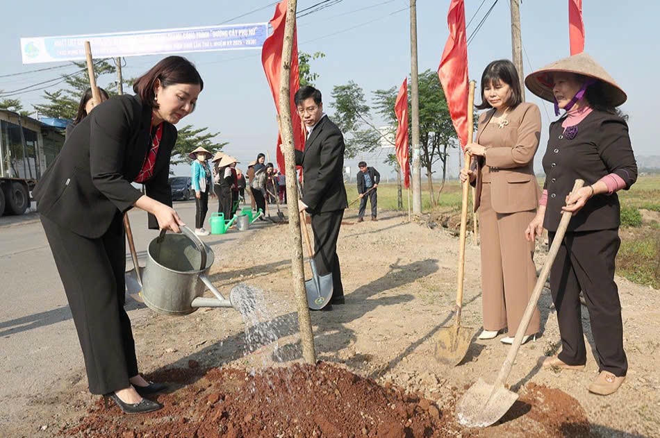 Bà Đào Thị Hòa, Tỉnh ủy viên, Phó Chủ tịch Ủy ban MTTQ Việt Nam tỉnh, Chủ tịch Hội Liên hiệp Phụ nữ tỉnh và các đại biểu trồng cây tại buổi lễ.