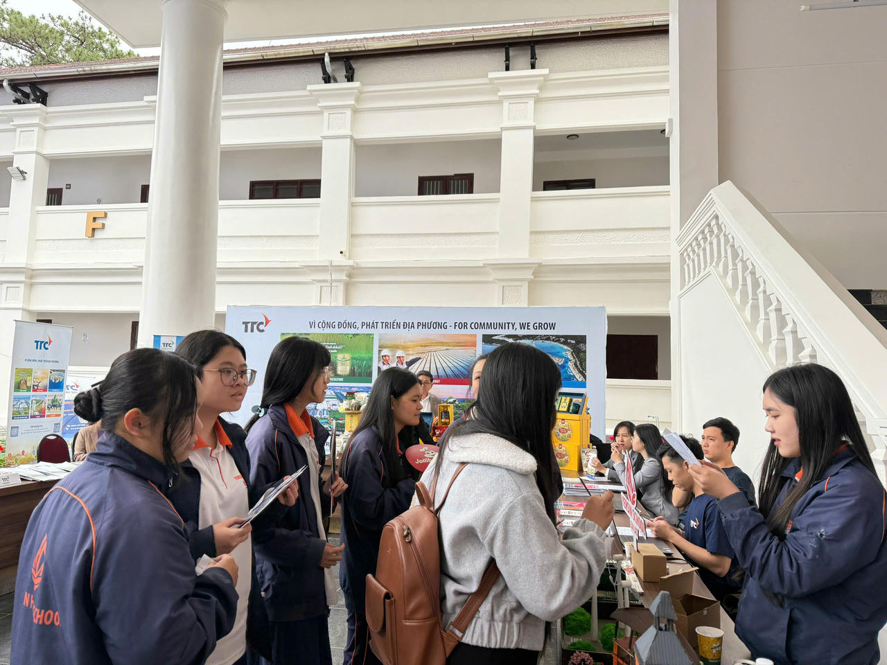 Các bạn học sinh sinh viên được tư vấn giới thiệu cơ hội thực tập và việc làm Tập đoàn TTC.