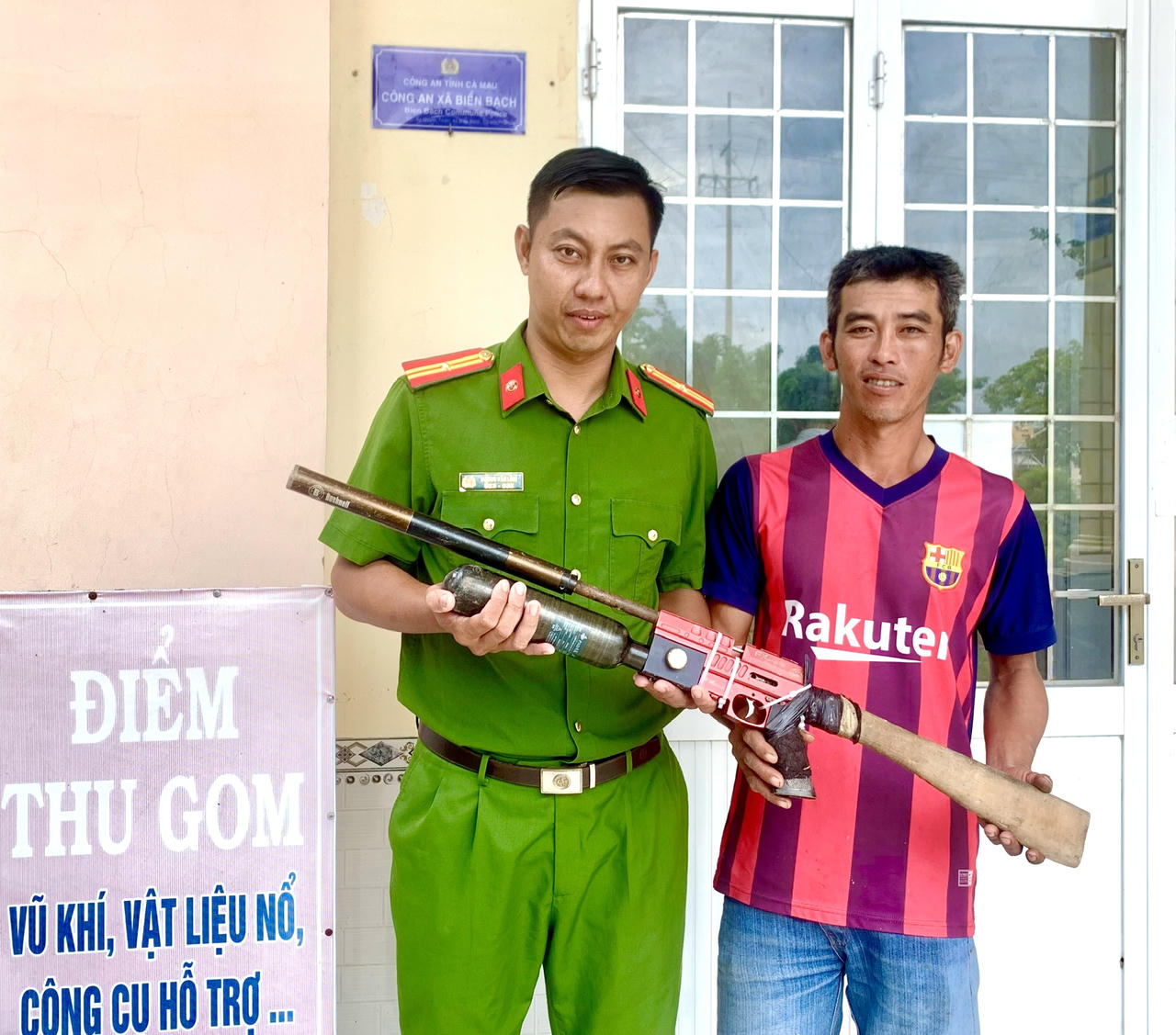 Công an xã Biển Bạch tiếp nhận vũ khí do người dân tự nguyện giao nộp.