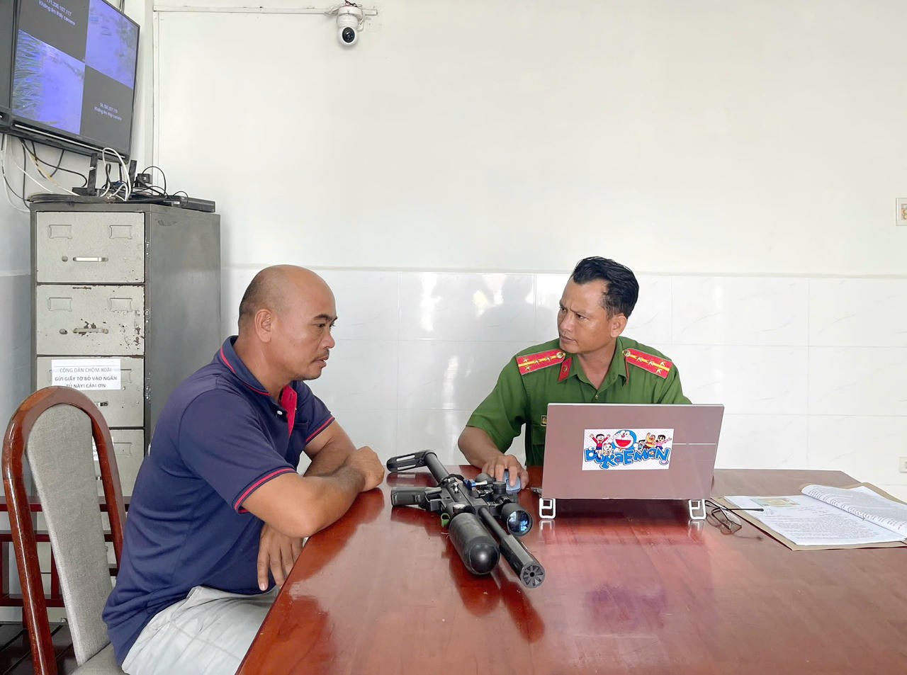 Ông Vũ Đức Long tự nguyện giao nộp vũ khí tự chế tại Công an phường Hiệp Thành.