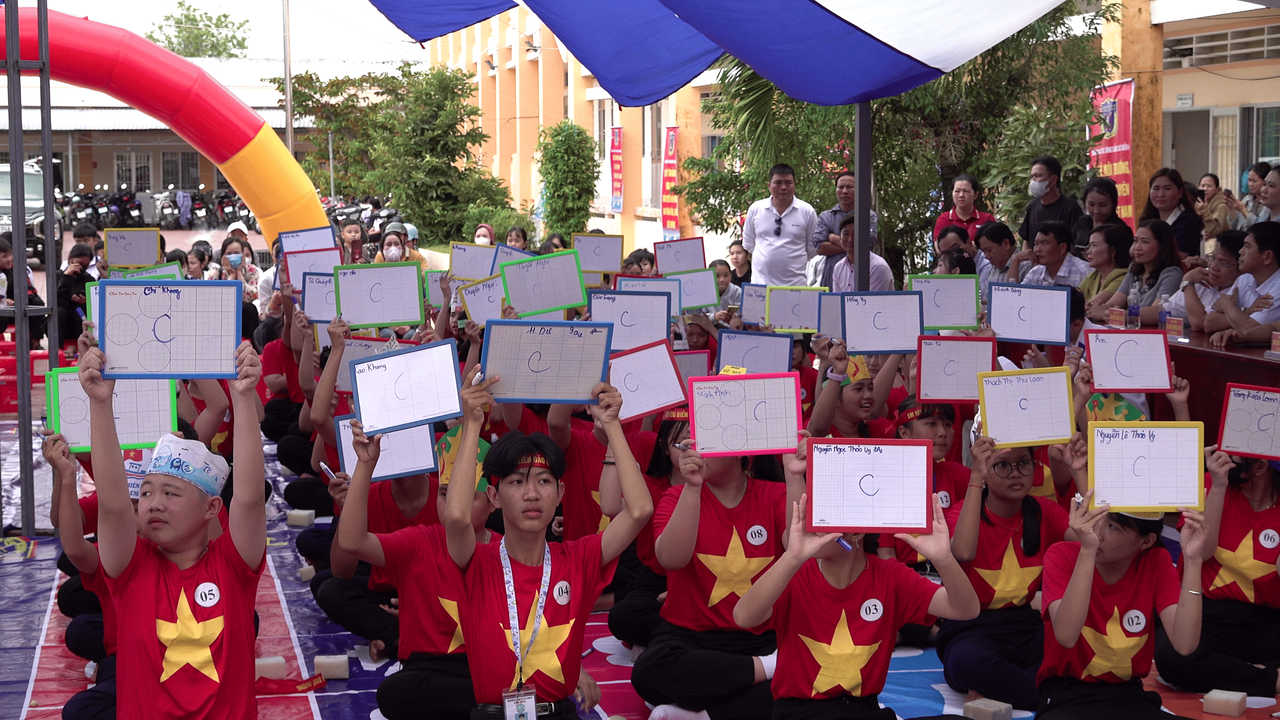 Các em học sinh tham gia trả lời câu hỏi của Ban tổ chức