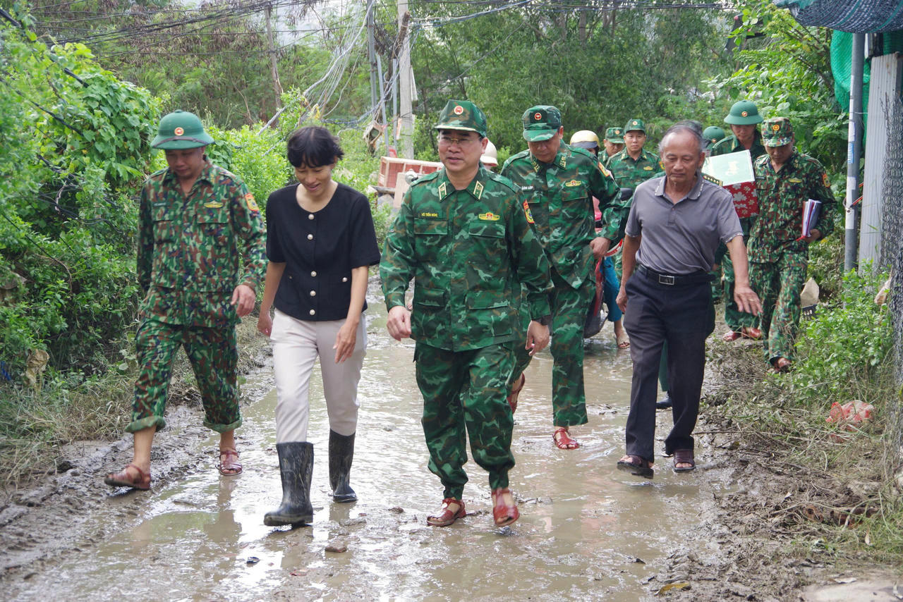 Đoàn công tác của Bộ tư lệnh Bộ đội Biên phòng&nbsp;đến thăm nguời dân khu vực&nbsp;Nam Nha Trang và Bắc Nha Trang (Khánh Hòa) ảnh hưởng sau lũ lụt.