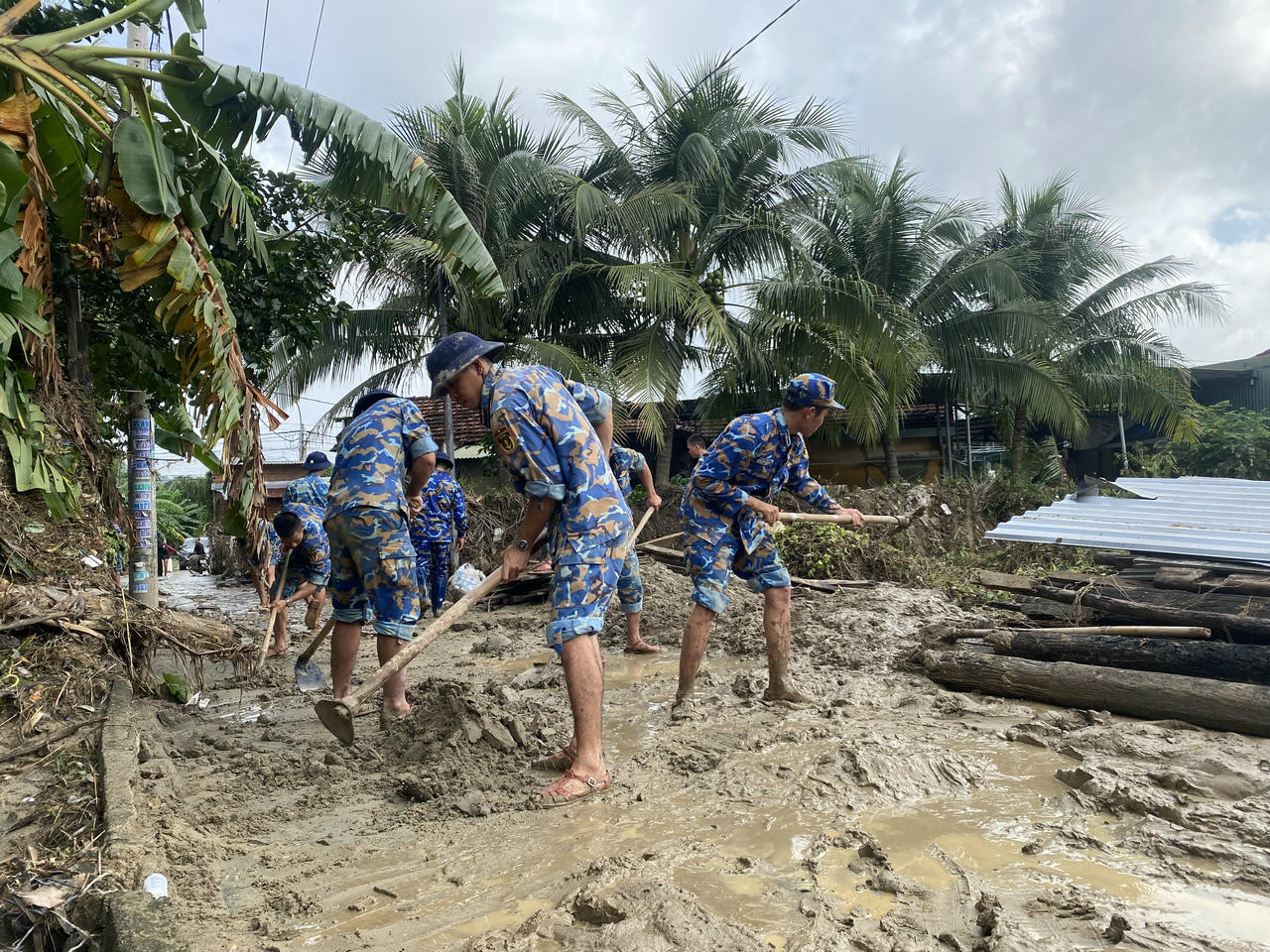 Miền Trung nguy khó, có Bộ đội Hải quân