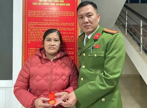 Trao trả 4 chỉ vàng cho người dân bỏ quên trong đồ cứu trợ