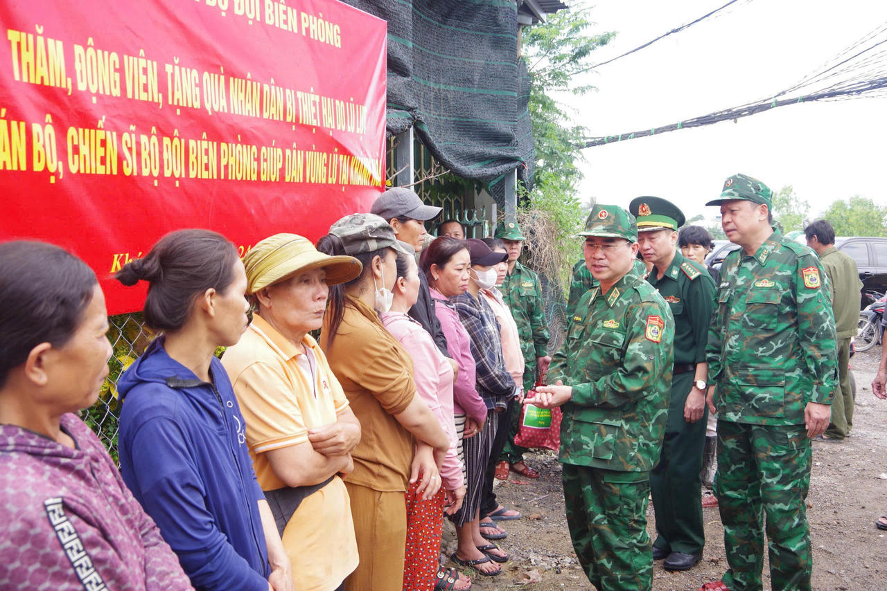 Bộ Tư lệnh Bộ đội Biên phòng thăm, động viên người dân Khánh Hòa khắc phục hậu quả mưa lũ