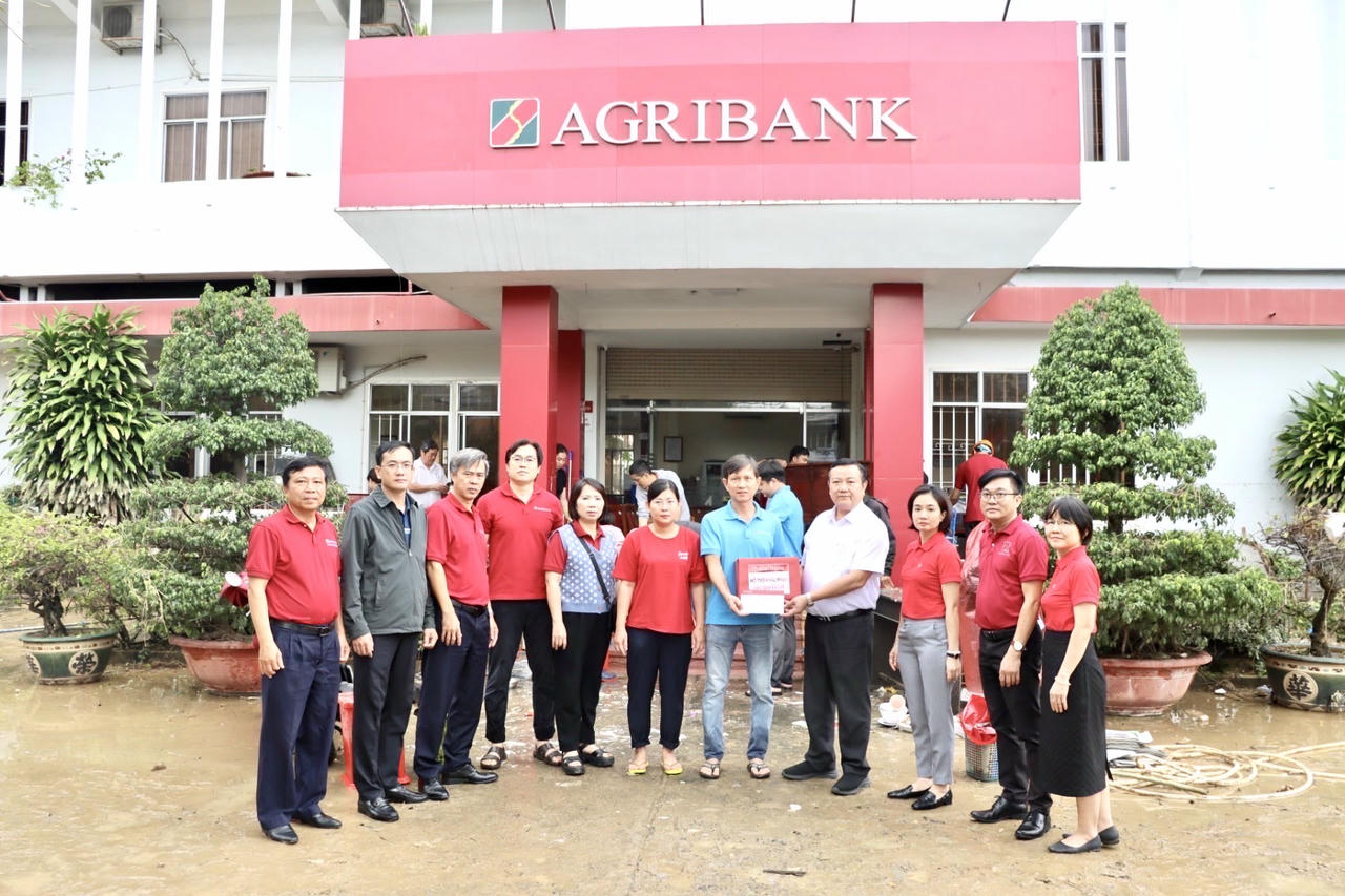 Đại diện VPMT trao phần quà động viên, hỗ trợ cho cán bộ, người lao động Agribank Chi nhánh Khánh Hòa.