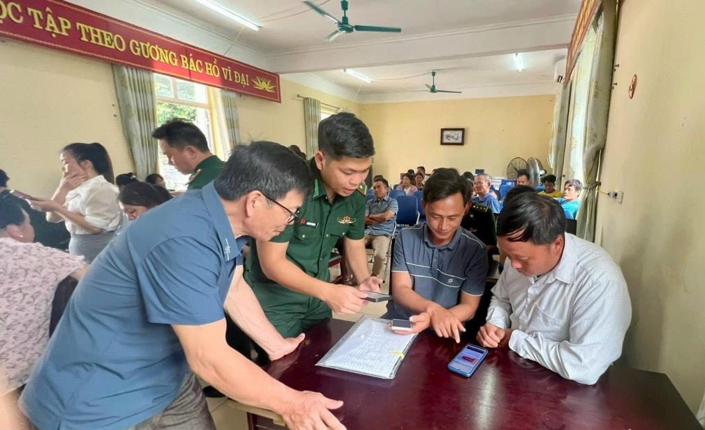 BĐBP tỉnh Lai Châu hướng dẫn người dân sử dụng các ứng dụng số trên điện thoại thông minh. (Ảnh: Văn Hậu)
