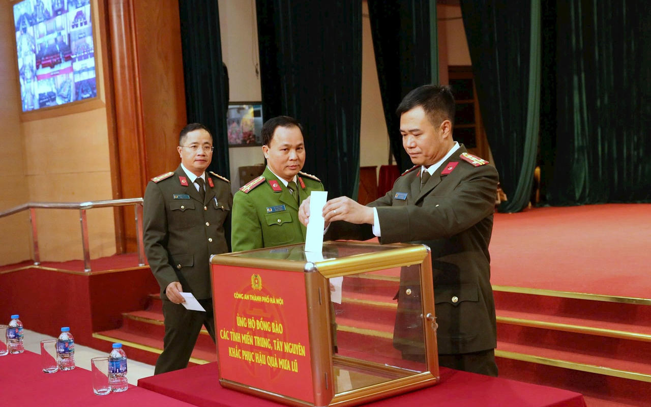 Lãnh đạo Công an TP Hà Nội ủng hộ đồng bào vùng lũ.