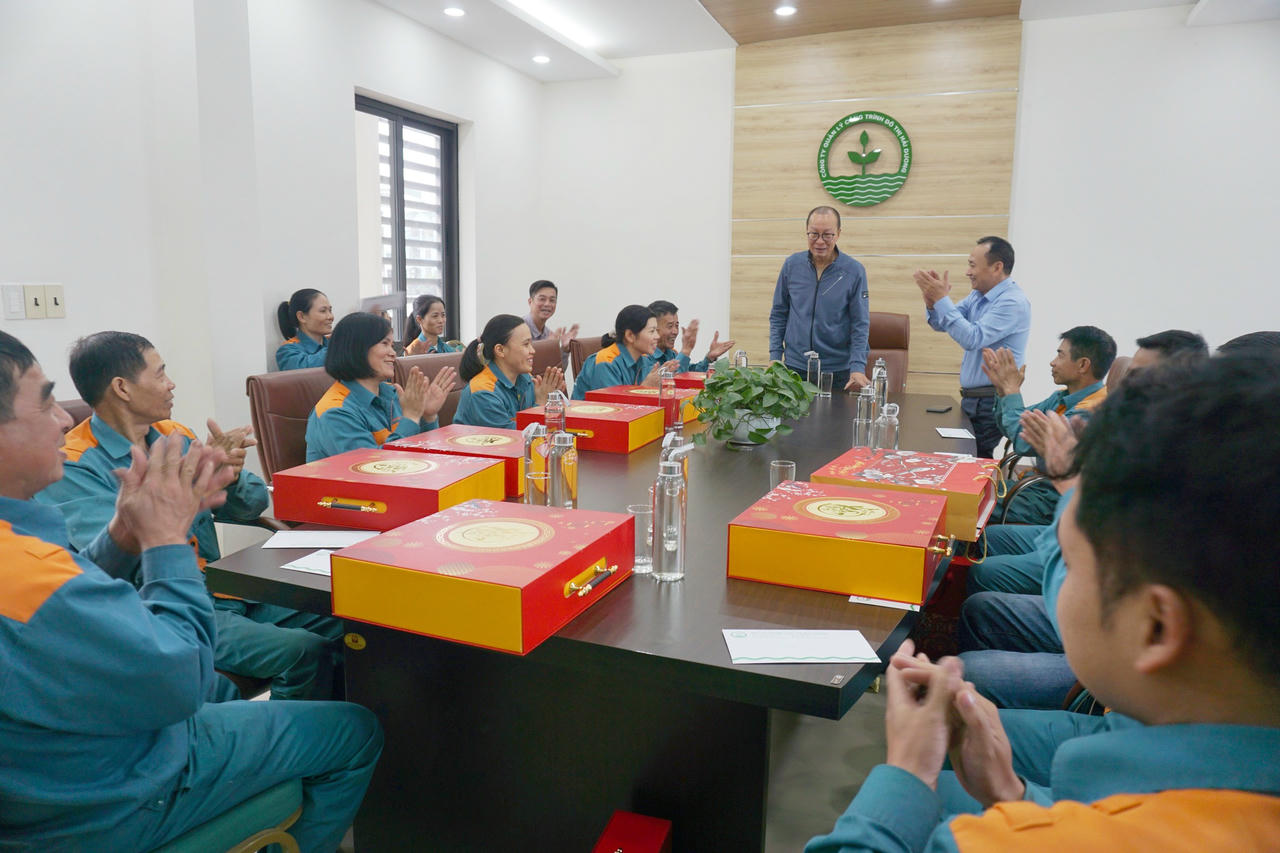 Bên cạnh việc thu nhập được cải thiện qua từng năm, người lao động còn được Công ty CP Quản lý công trình đô thị Hải Dương thực hiện đầy đủ các chế độ chính sách về bảo hiểm, an toàn, vệ sinh và phúc lợi.