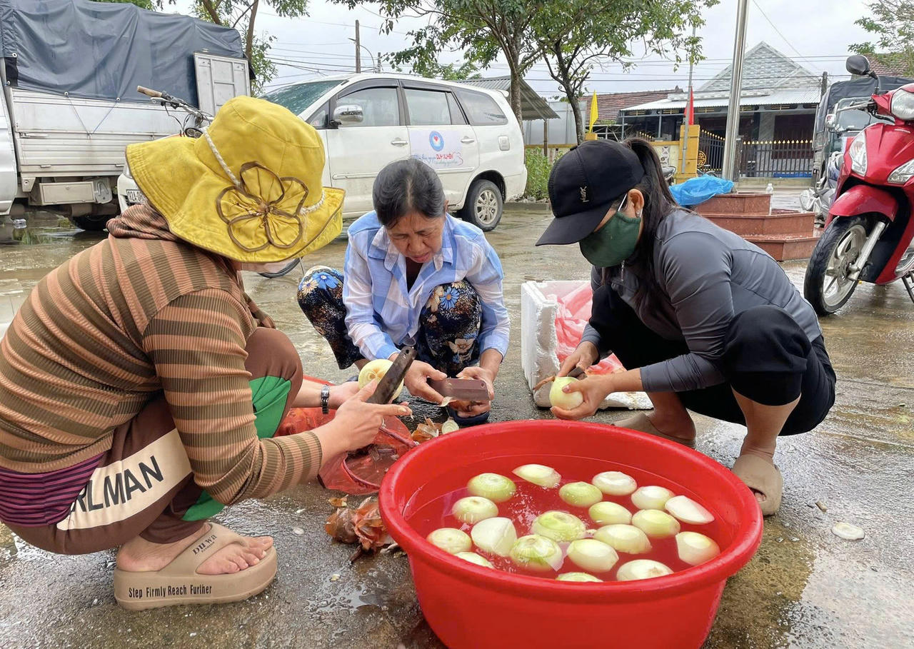 Những bếp lửa ấm tình đồng bào của người dân Đà Nẵng giữa tâm lũ Hòa Thịnh (Đắk Lắk)