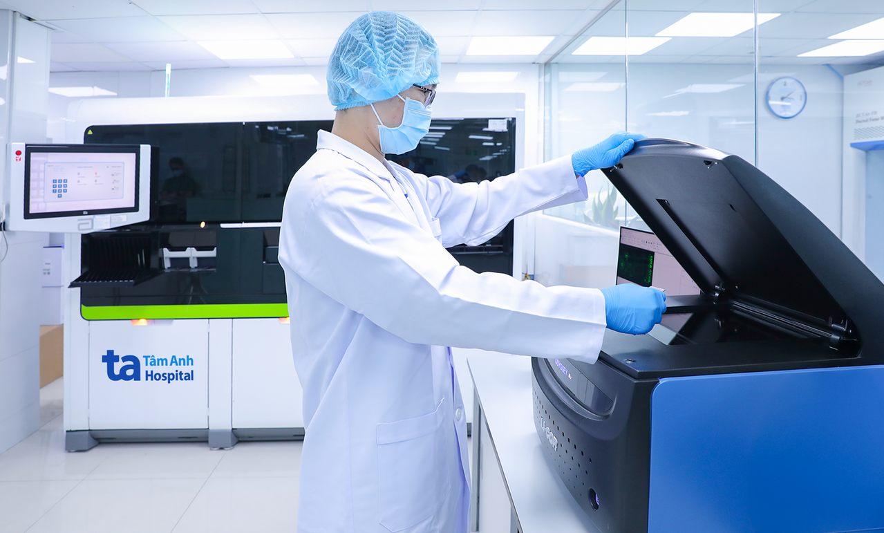 Kỹ thuật viên Trung tâm Xét nghiệm thao tác trên hệ thống LI-COR Odyssey DLx (Mỹ) - thiết bị phân tích huỳnh quang kỹ thuật số hóa ứng dụng đọc kết quả trong xét nghiệm xác định kháng thể virus viêm gan D. Ảnh: BVĐK Tâm Anh