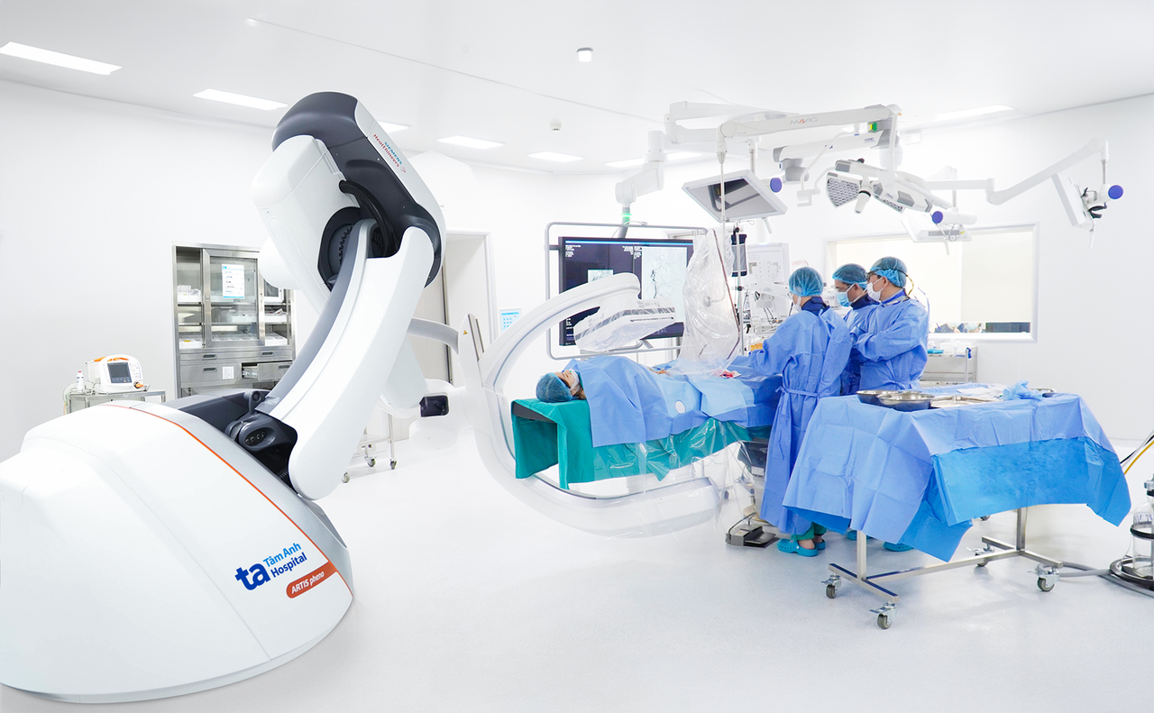 BVĐK Tâm Anh trang bị hệ thống Robot Artis Pheno chụp mạch hiện đại, hỗ trợ bác sĩ can thiệp mạch (như TACE) để tắc mạch nuôi u gan, từ đó giúp giữ lại nhiều mô gan lành. Ảnh: BVĐK Tâm Anh