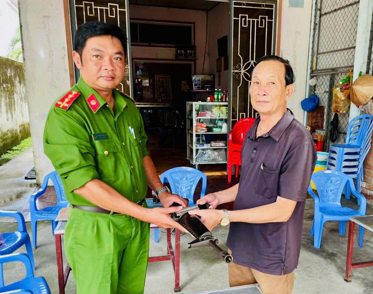 Ông Nguyễn Thành Hơi (ngụ phường An Xuyên), tự nguyện giao nộp súng cho Công an phường An Xuyên.