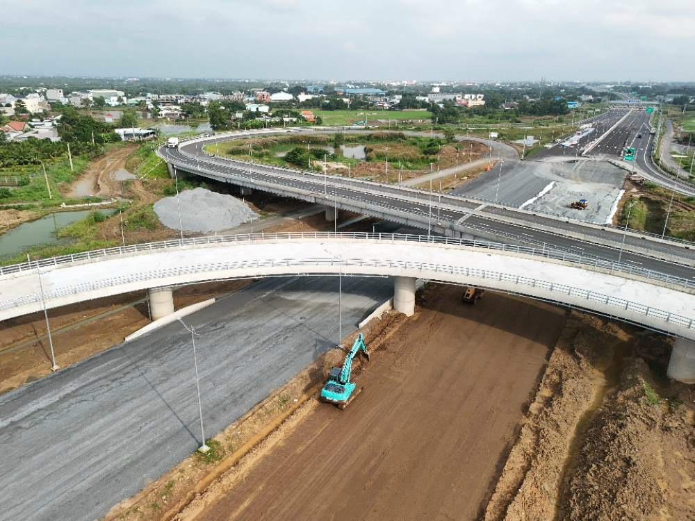 Trưởng Ban Quản lý đầu tư xây dựng Long An cho biết ba gói thầu chính đang bảo đảm tiến độ, đạt 87% giá trị hợp đồng.