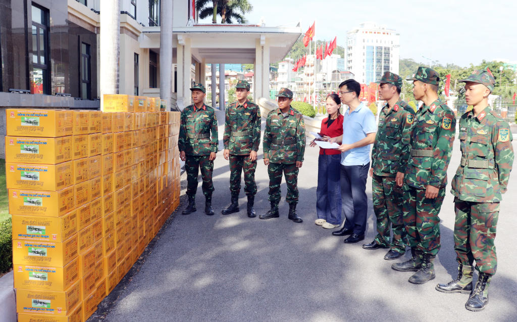 Quảng Ninh đã tiếp nhận hơn 1,2 tỷ đồng và gần 100 tấn hàng cứu trợ đồng bào vùng lũ