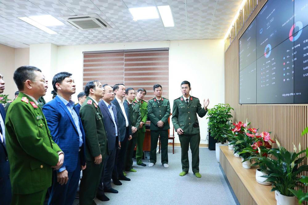 Lãnh đạo tỉnh Hà Tĩnh và đại biểu tham quan “Trung tâm Điều hành an ninh mạng tỉnh Hà Tĩnh”.