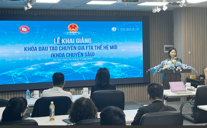 PGS. TS. Trịnh Thị Thu Hương - Phó Viện trưởng Viện Kinh tế và Kinh Doanh quốc tế, Trường Đại học Ngoại Thương phát biểu tại lễ khai giảng Khóa đào tạo. (Ảnh: Vụ Chính sách thương mại đa biên, Bộ Công Thương).