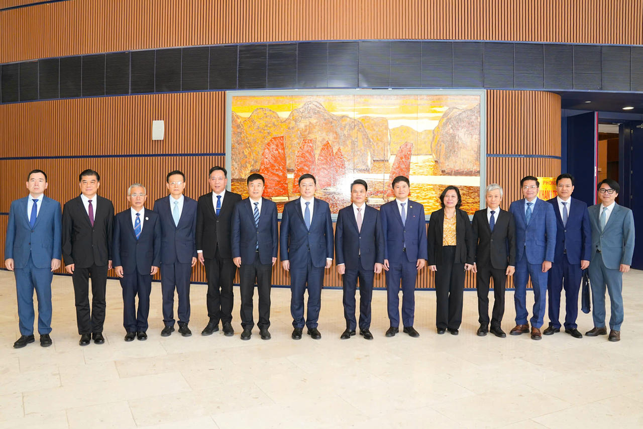 Các đại biểu chụp ảnh lưu niệm.