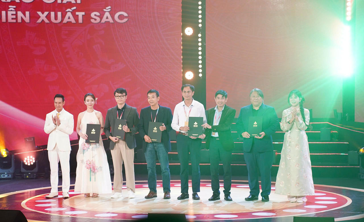 Đạo diễn Lý Hải trao giải dành cho các đạo diễn phim tài liệu, phim khoa học, phim hoạt hình, phim điện ảnh. Ảnh: BTC