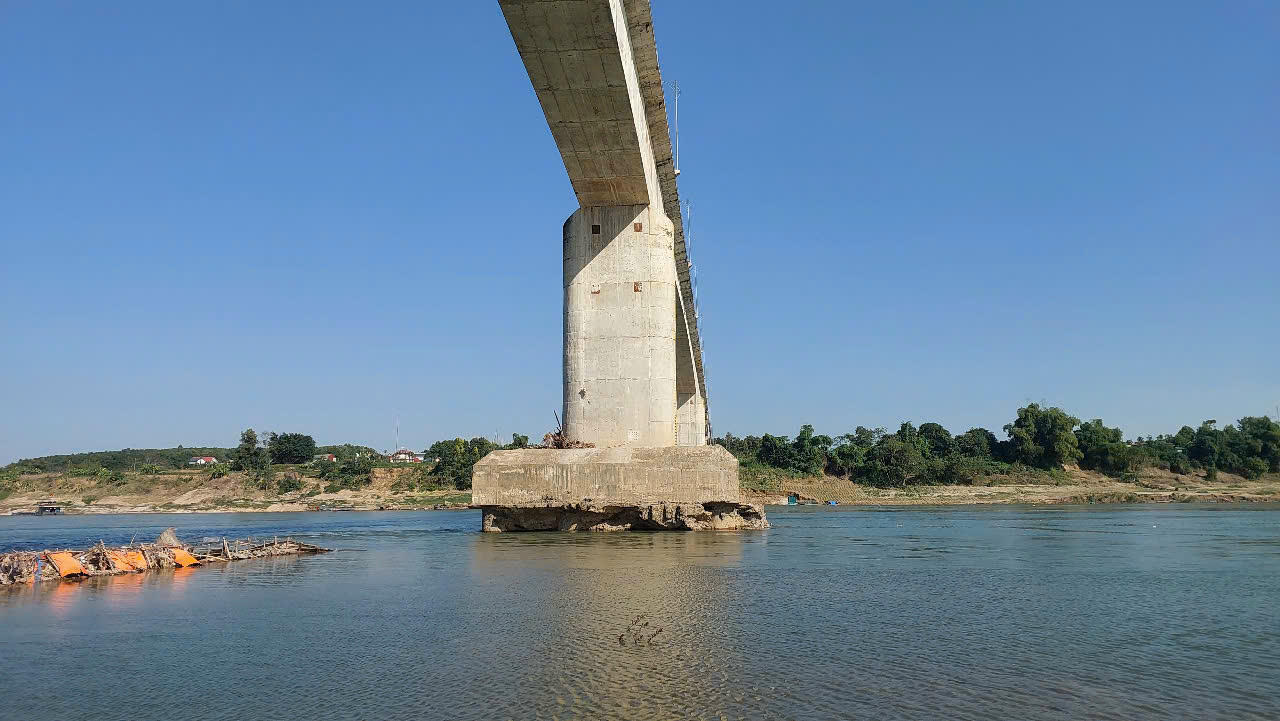 Cọc khoan nhồi Trụ T4 cầu Sông Lô ngập trong nước sông Lô. (Ảnh: Đức Tuyển)