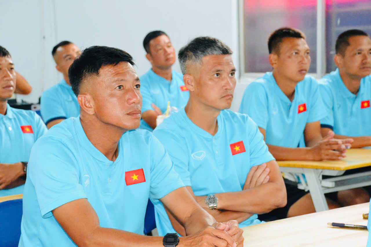 Danh thủ Lê Công Vinh tóc bạc trầm tư