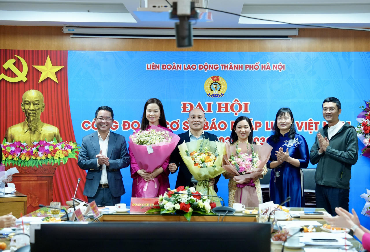 Tặng hoa tri ân các đồng chí Ban Chấp hành nhiệm kỳ cũ