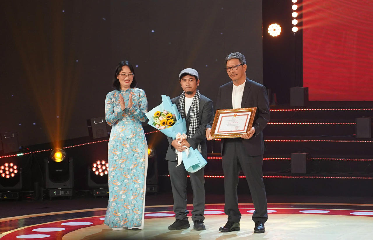Ngoài giải Bông sen bạc,&nbsp;“Địa đạo - Mặt trời trong bóng tối” còn nhận giải dành cho phim được quay tại TP HCM. Ảnh: BTC