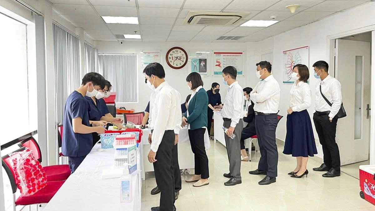 Ảnh minh họa: Doanh nghiệp tổ chức khám sức khỏe định kỳ cho CBNV (nguồn internet)