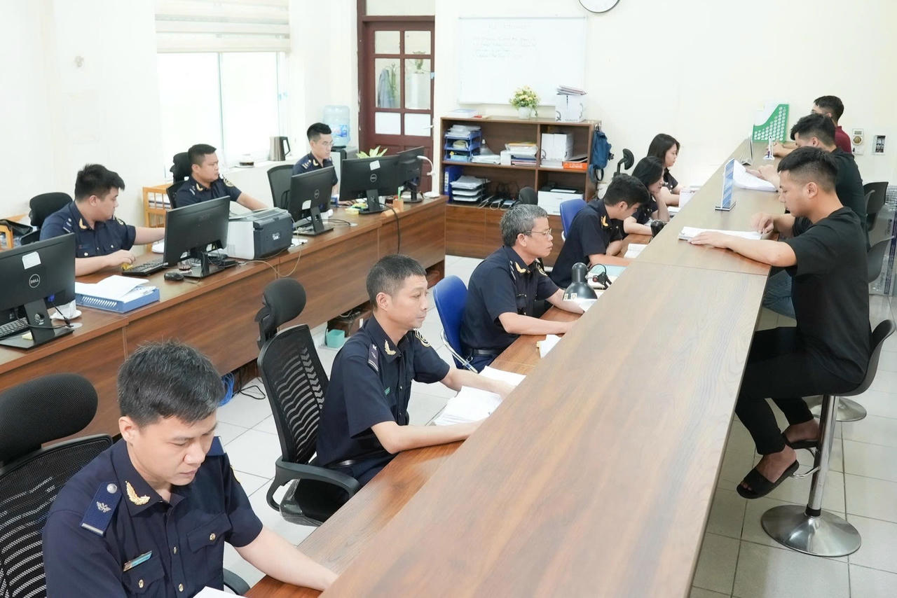 Hải quan hỗ trợ thông quan hàng hóa viện trợ khẩn cấp cho địa phương bị bão lũ