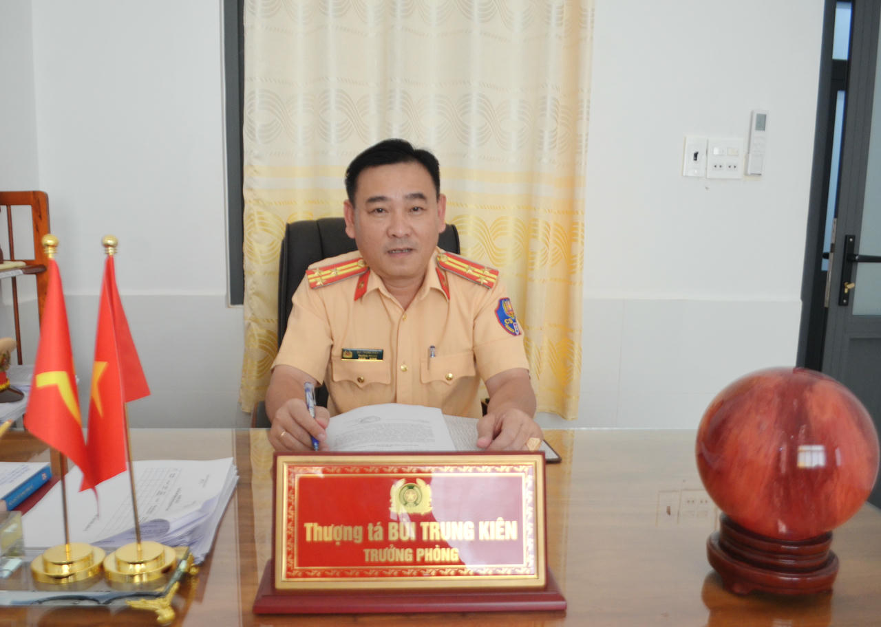 Thượng tá Bùi Trung Kiên - Trưởng phòng Cảnh sát giao thông Công an tỉnh Cà Mau, trao đổi với phóng viên.